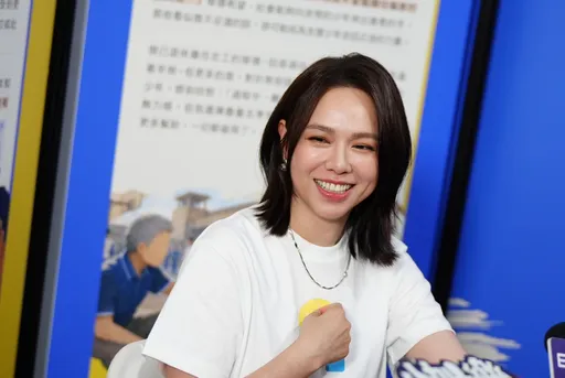 夏于喬母奶讓宋芸樺品嘗！用瓶蓋乾杯　老公林書宇也喝過