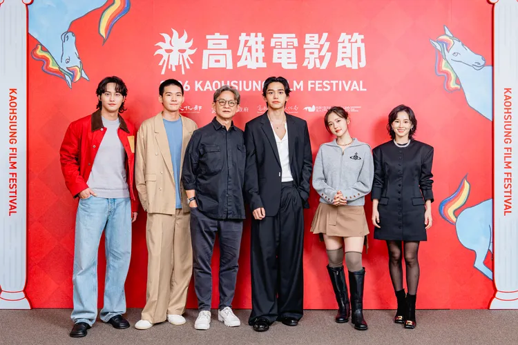 《時候》演員范少勳（左起）、演員黃聖球、導演曹瑞原、演員黃旭熙（Lucas）、演員林廷憶、演員盧以恩。高雄電影節提供