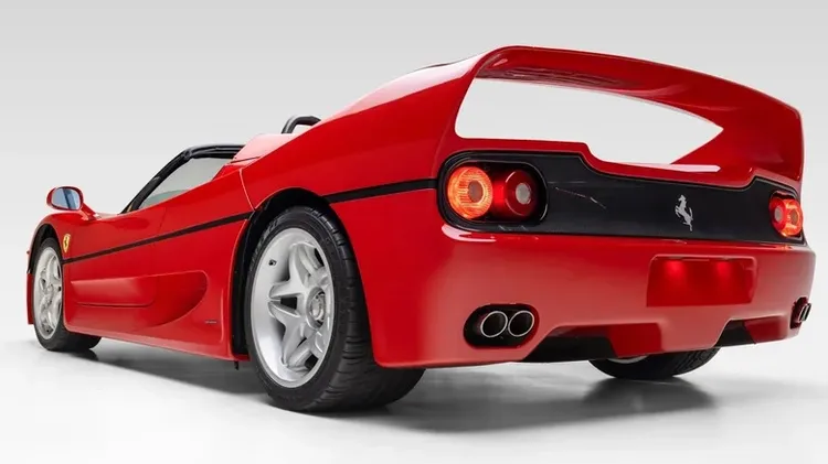 Ferrari F50車尾採用大型固定式尾翼、四圓尾燈與中央四出排氣尾管，搭配低扁寬闊的車身線條，展現1990年代經典超跑的鮮明特色。圖／Broad Arrow Auctions