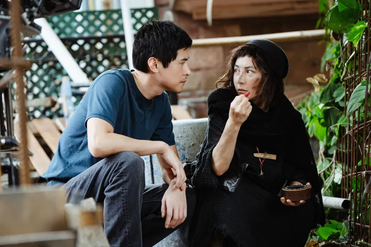 陳家樂及何超儀合作《拾荒法師》。華映提供