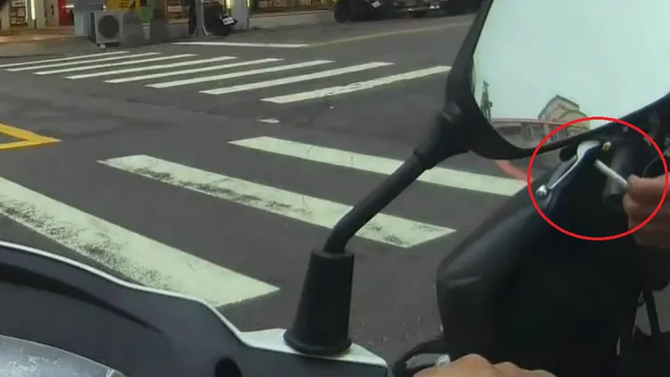 陳男通緝逃亡13年沒事，因騎機車停等紅燈手刁菸被查獲。民眾提供