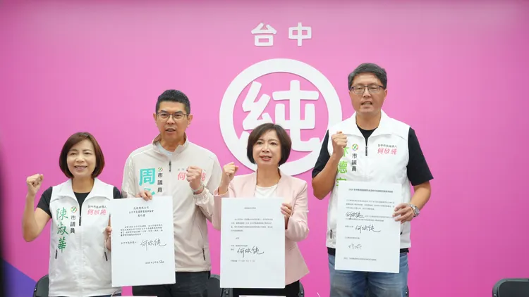 何欣純出示參加台中市長電視辯論會的同意書，喊話對手江啟臣盡速同意。何欣純競總提供