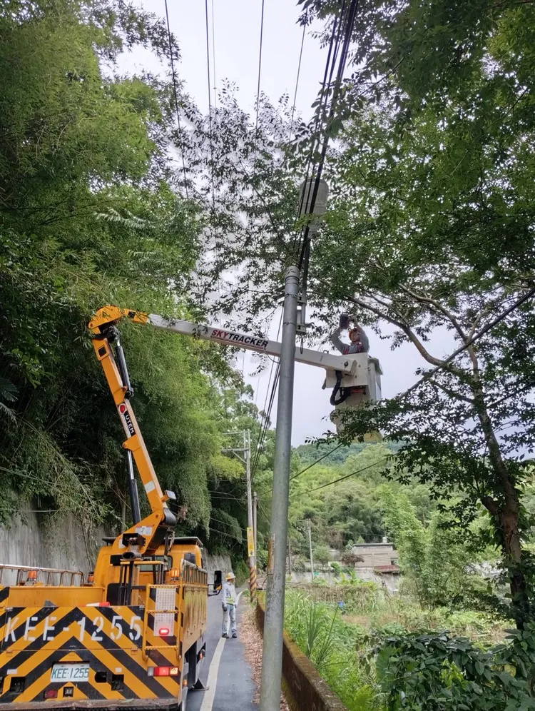 台電超前部署整合人力及設備資源，加強各項防颱線路整備與巡視。台電提供