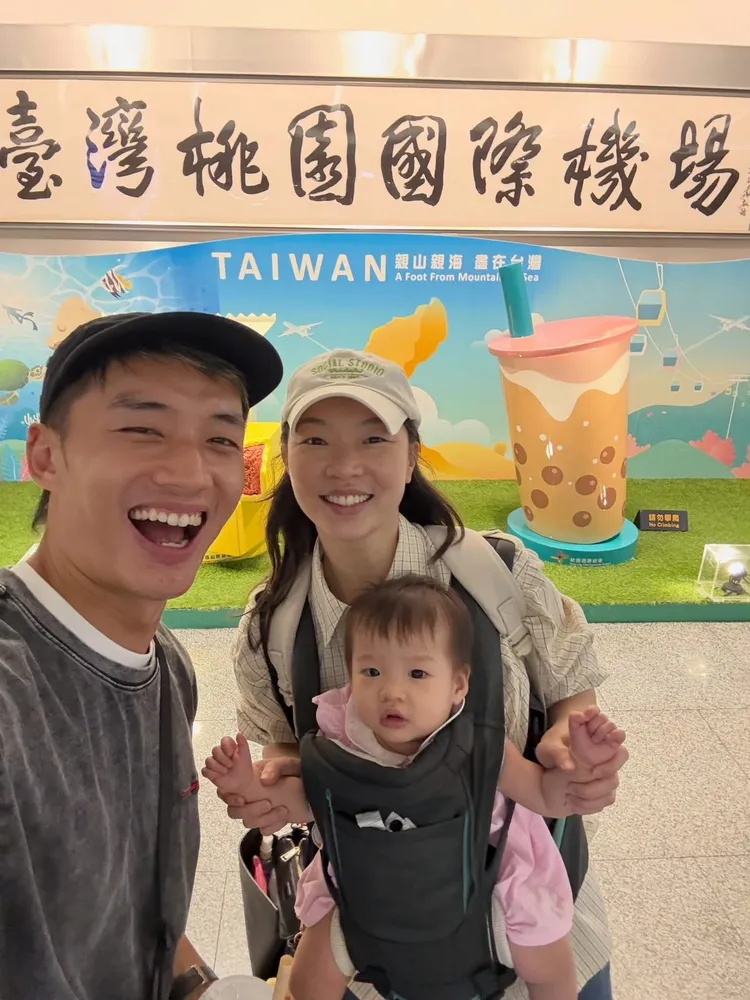 （圖一）陳澤耀搭車前往桃園機場迎接太太雲鎂鑫與11個月大的女兒「小雲寶」。大元娛樂提供