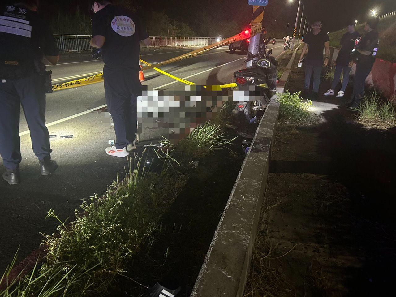 板橋堤外便道機車自撞路燈釀雙亡!2警專生路過急CPR 家長相驗悲痛落淚