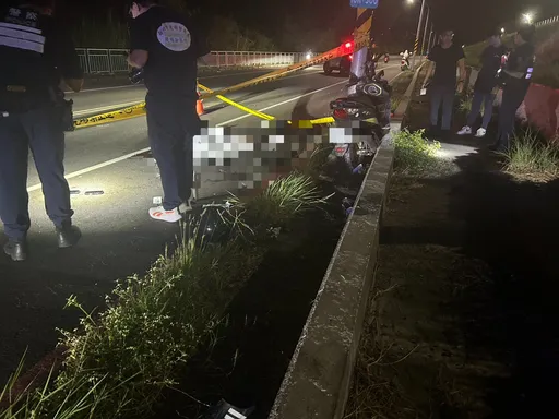 板橋堤外便道機車自撞路燈釀雙亡！2警專生路過急CPR　雙方家長相驗悲痛落淚