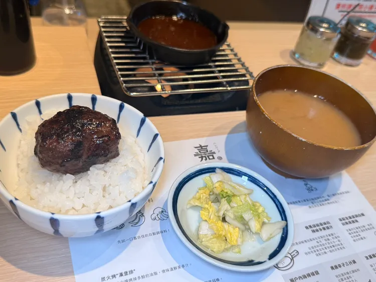 鹿肉漢堡排套餐搭配白飯、湯品與配菜。陳揚盛攝