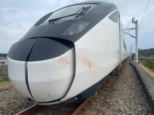 屏東平交道驚傳死傷事故！60多歲男騎電動機車遭自強號撞擊身亡