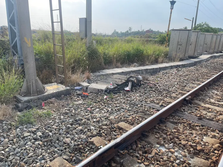 60多歲男騎電動機車闖鐵道遭自強號撞擊身亡。翻攝畫面