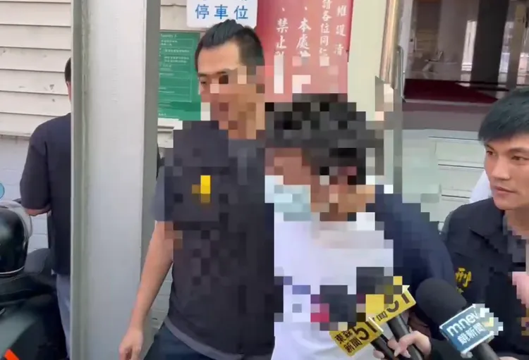 面對媒體追問為何要殺害阿姨，李男被移送時低頭沉默。翻攝畫面