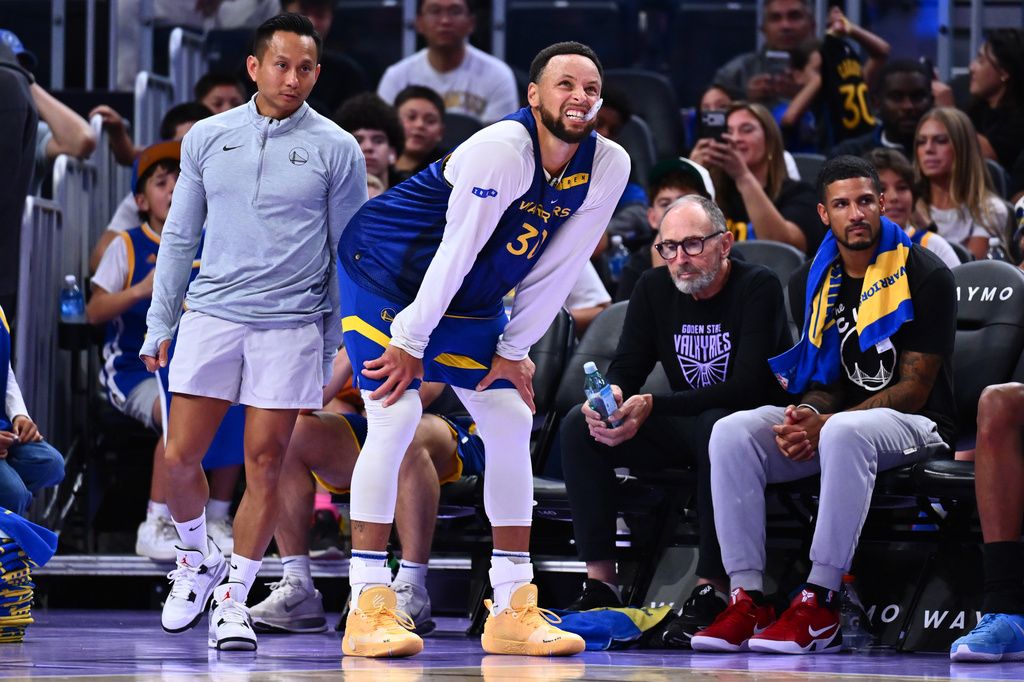 NBA開幕在即柯瑞驚傳受傷!痛苦跛腳退場嚇壞勇士