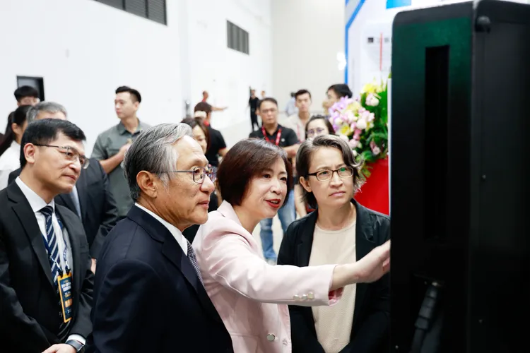 何欣純向副總統蕭美琴補充介紹AI展參展廠商的技術應用。何欣純競總提供