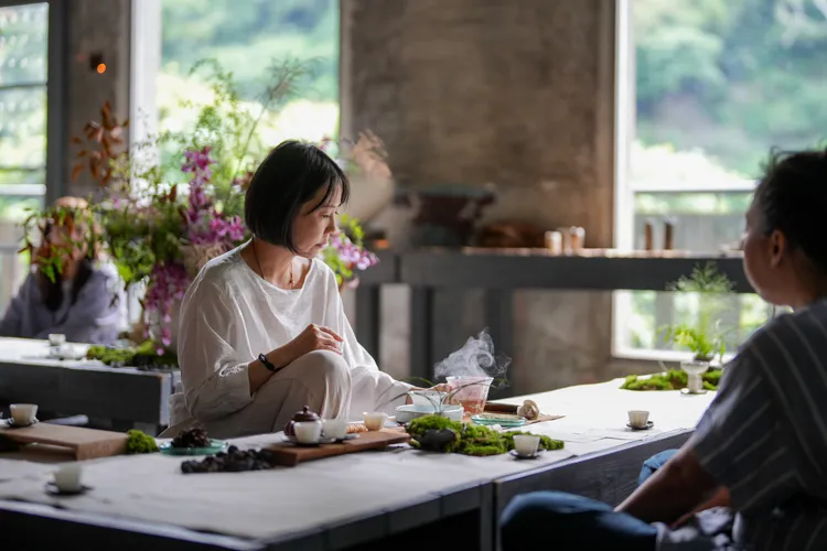在茶席品味三峽在地好茶。田欣雲攝