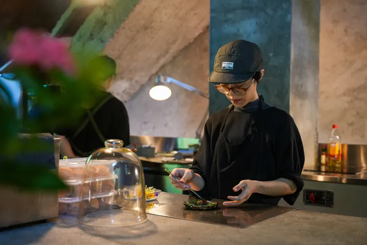 Chef Jin為訪客帶來秋天意象的菜色。田欣雲攝