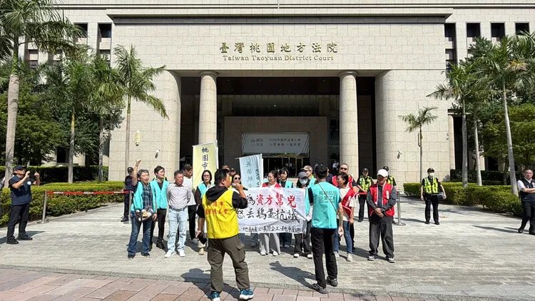 集結拉布條抗議。張沛森攝