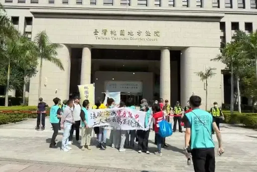 桃市府聲請解散長勤工會接連遭駁　長勤基層員工桃園地院丟雞蛋抗議
