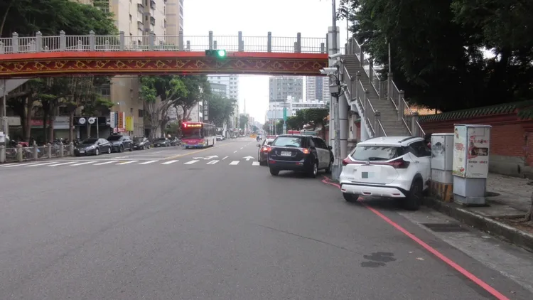 黃男毒駕肇事，還波及3名正在慢跑晨訓的體大生，還好兩男一女僅有擦挫傷，並無大礙。民眾提供