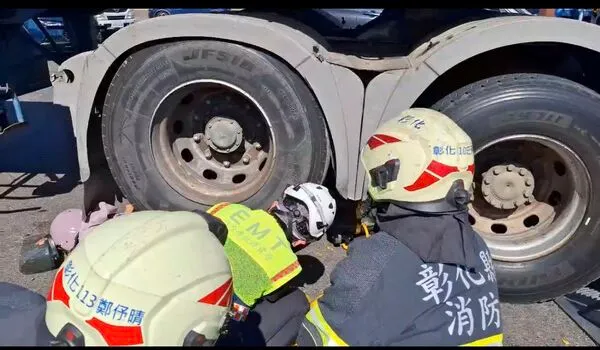 聯結車撞機車，夫妻受困車底雙雙身亡。翻攝畫面