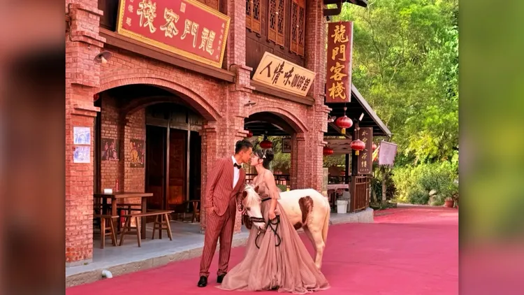 白河萬里長城適合婚紗取景，園方將串連婚禮產業，推出一條龍媒合服務。園方提供