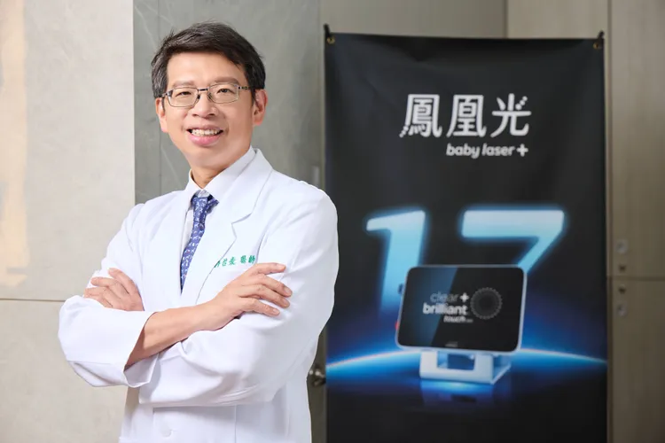 許哲豪醫師以「蓋房子」比喻雙療程分工：鳳凰電波著重穩固輪廓結構，鳳凰光則如整理外牆與門面，聚焦膚質保養。