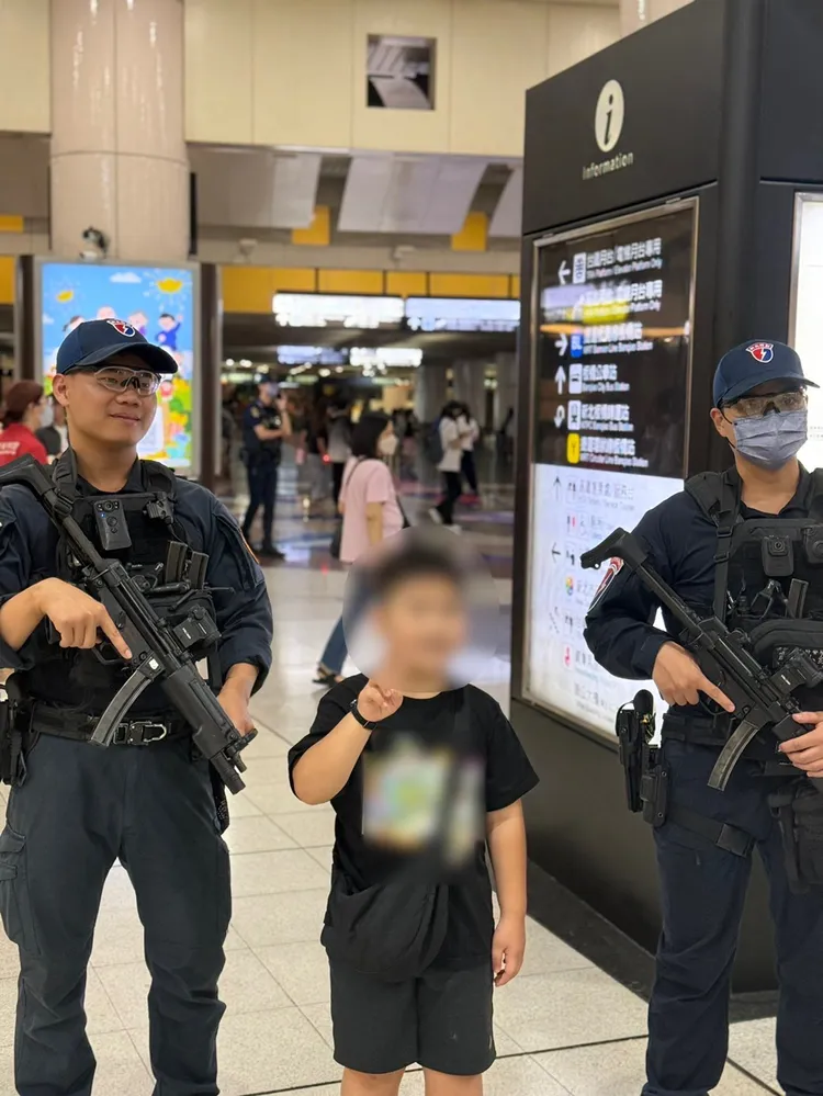 保警讓孩童爭相合照。翻攝畫面