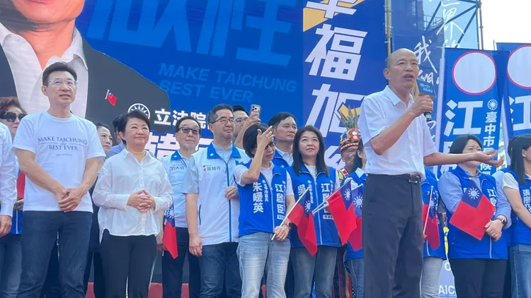 韓國瑜致詞時稱讚江啟臣年輕帥氣，又有博士學位，「老婆又比我老婆漂亮」。鮮明攝