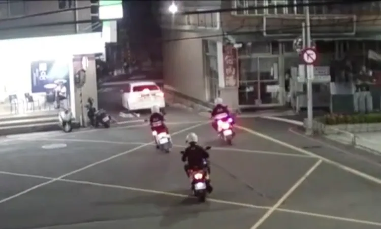 王男毒駕開著白色轎車拒檢逃入無尾巷，員警騎著機車尾隨後方甕中抓鱉。翻攝畫面