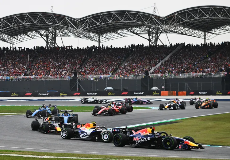 車迷齊聚雪邦國際賽道，見證Oracle Red Bull Racing車手Max Verstappen在巴林大獎賽奪下2026 F1賽季首勝。Red Bull提供