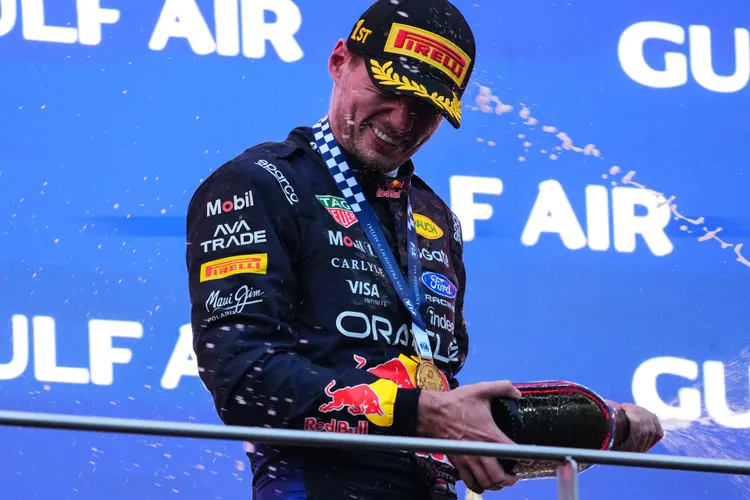 Max Verstappen在頒獎台上開瓶慶祝，享受F1巴林大獎賽奪冠的喜悅。Red Bull提供