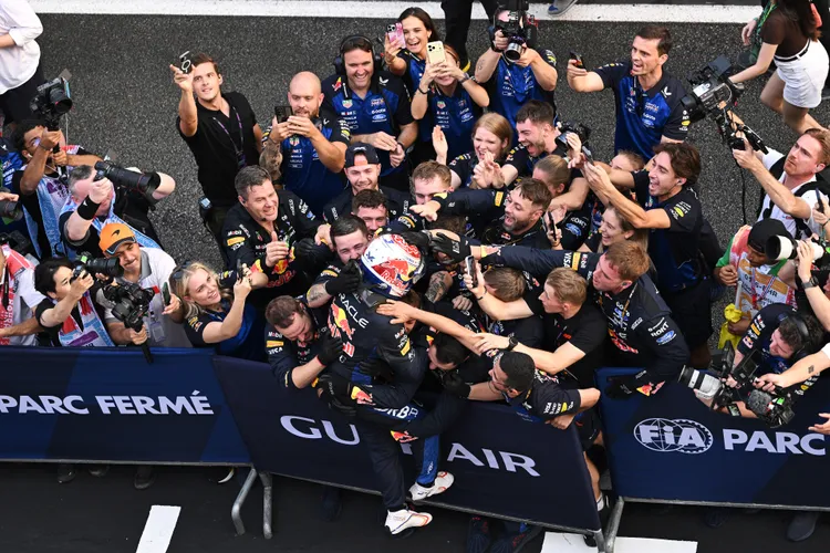 Max Verstappen賽後與Oracle Red Bull Racing團隊擁抱慶祝，共享本季首勝的喜悅。Red Bull提供