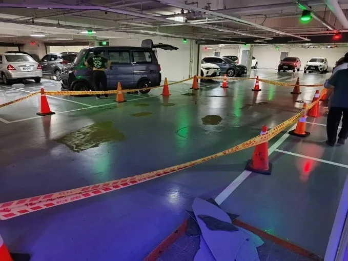 竹北公二停五停車場去年完工後，今年發生地板破損。徐欣瑩團隊提供