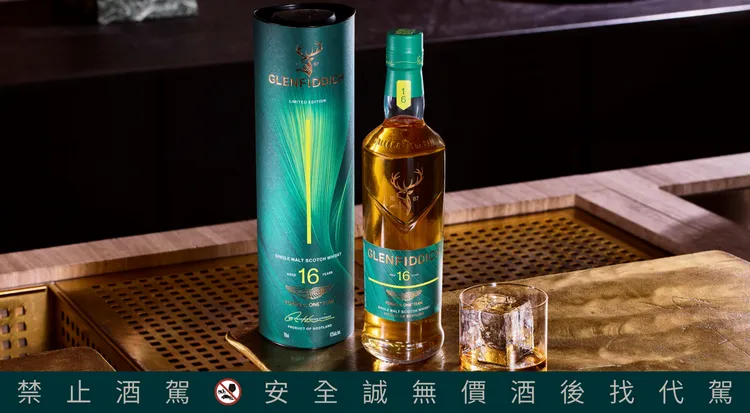 格蘭菲迪16年聯名款附綠色外筒，酒標印有車隊標誌。格蘭父子提供