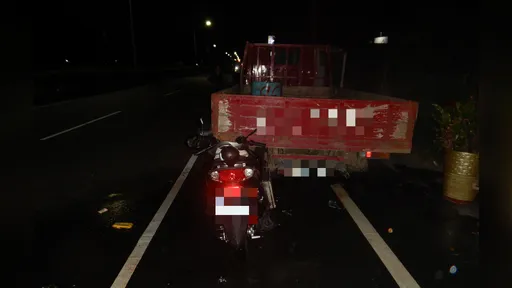 嘉義東石再傳死亡車禍！　18歲女騎士撞臨停貨車當場喪命