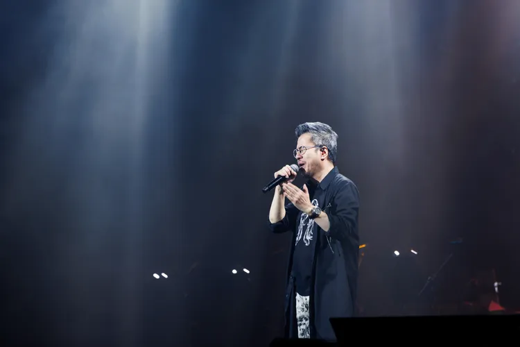 黃國倫登上「大學城」演唱會獻唱。樂團HOt SHOCk提供）
