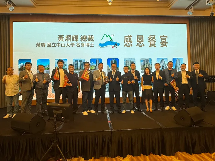 高雄市代銷公會受邀致贈禮品。葉家銘攝
