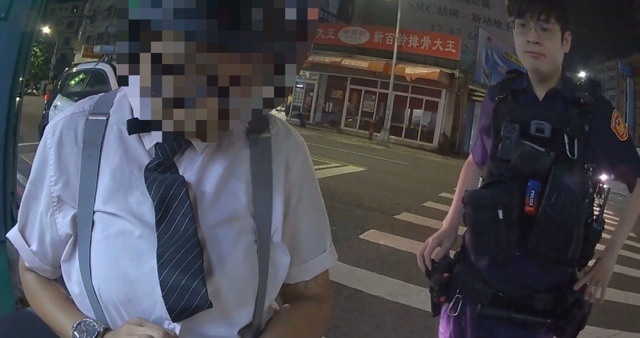 遇紅燈不打方向燈就右轉!違規女騎士自稱已戒毒 檢測後當場打臉