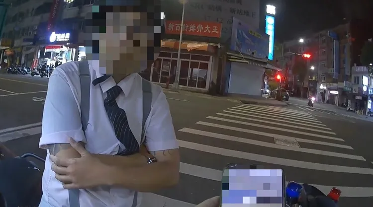 警員發現簡女交通違規，身上有毒品味道。翻攝畫面