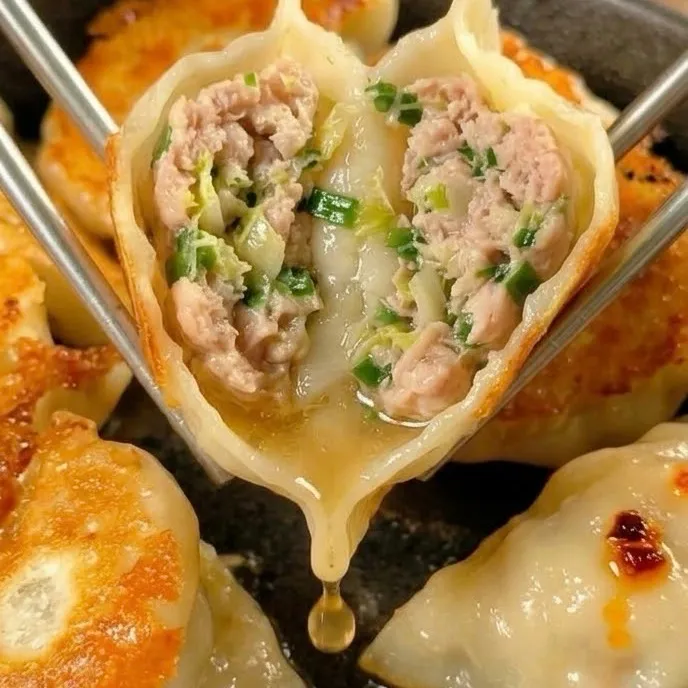 博多鐵鍋餃子(160元)底部煎至金黃酥脆，餃皮包裹鮮香內餡，一口咬下，酥香與肉汁在口中交融，越吃越涮嘴。業者提供