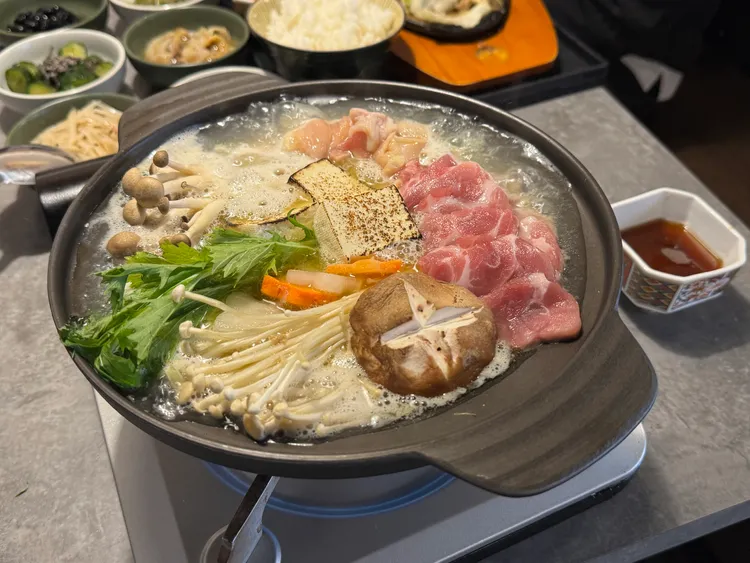 雞白湯水炊鍋(300元)嚴選新鮮豚梅花與鮮嫩雞腿肉，搭配清甜白菜、爽脆水菜、滑嫩豆腐及甘甜蘿蔔，讓肉香與蔬菜的自然鮮甜在鍋中交融。每一口都能品嚐食材的純粹滋味，湯頭溫潤順口，帶來暖心又滿足的博多鍋物風味。業者提供