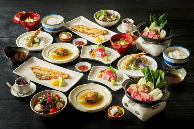 《超值美食通用券》可於晴山日本料理兌換「主廚特選雙人套餐」，集結炭烤北海道花魚一夜干、牛小排壽喜燒等多道料理。台北美福大飯店提供