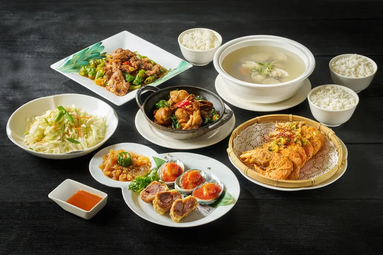 《超值美食通用券》可於米香台菜餐廳使用，旅展限定推出三人合菜，集結糯米椒菲力牛、三杯豬豚尾及蒜泥蒸白蝦等經典台菜，一券品味星級台菜。台北美福大飯店提供