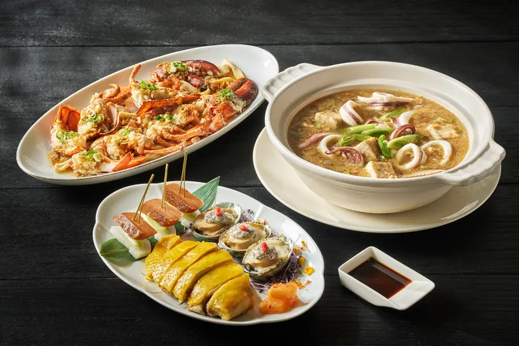 《超值美食通用券》可於米香台菜餐廳享用全新推出的「三饗餐」，套餐包含蒜泥粿條波龍蝦、小卷芋頭米粉鍋，展現細膩而道地的台菜風味。台北美福大飯店提供