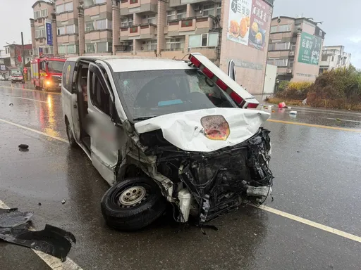 花蓮民間救護車雨中失速撞2車　釀1死3傷