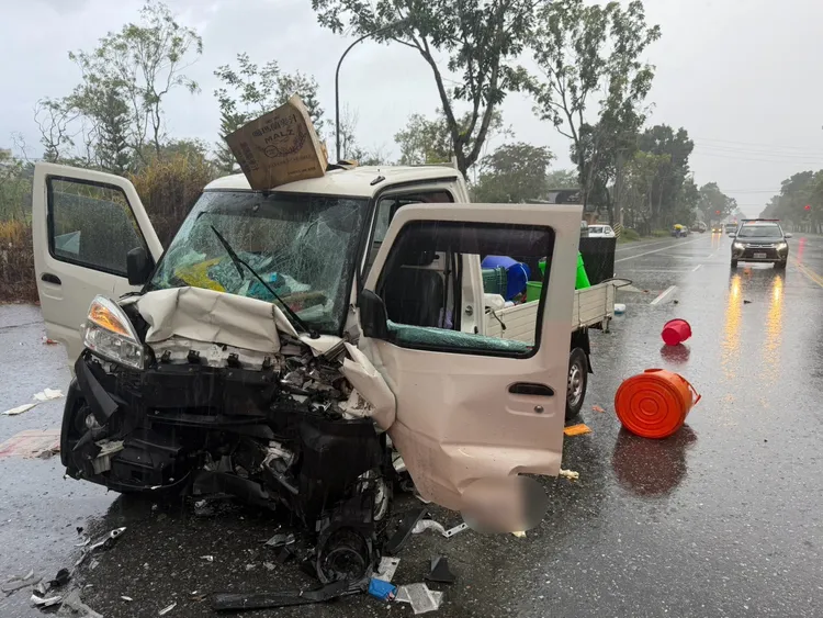 小貨車頭被撞凹陷。民眾提供
