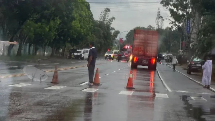 事故造成道路一度封閉。翻攝畫面