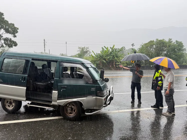 雨中車禍警方在現場處理。民眾提供