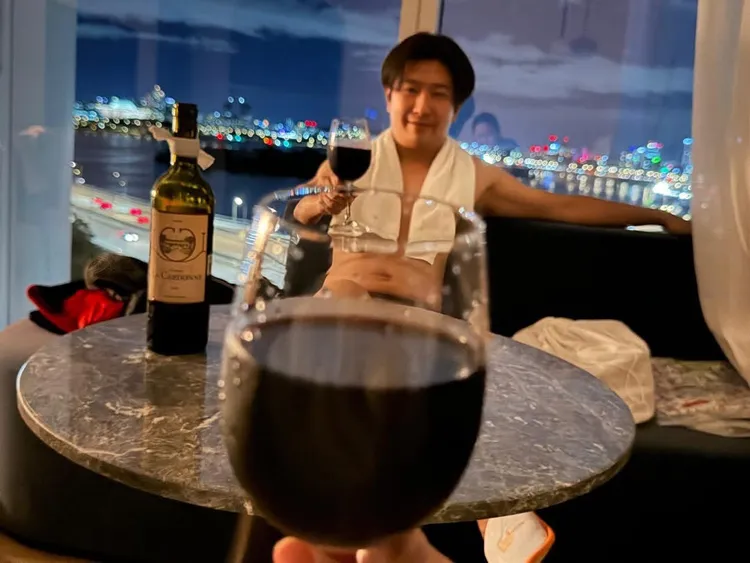 張秀卿與王國贊同遊韓國，還親自掌鏡拍攝對方的照片。翻攝張秀卿臉書