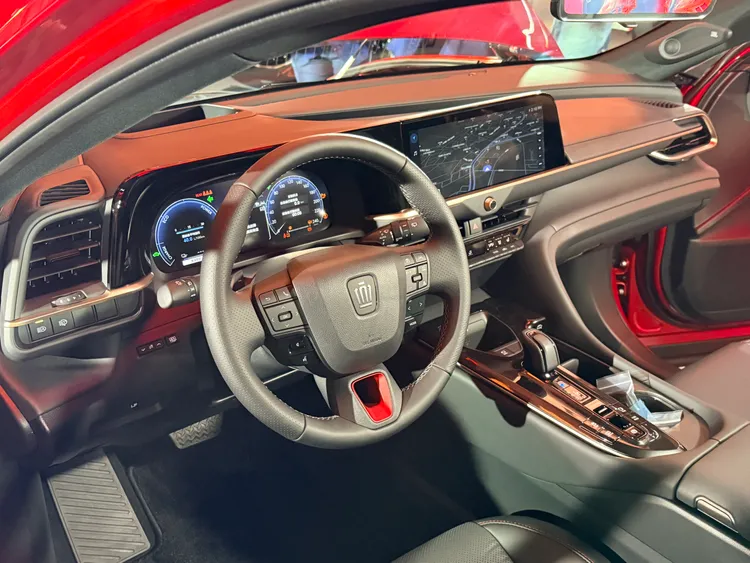 Crown Sport車室採用左右非對稱設計，雙12.3吋螢幕、HUD及電子式車內後視鏡均列為標準配備。林浩昇攝