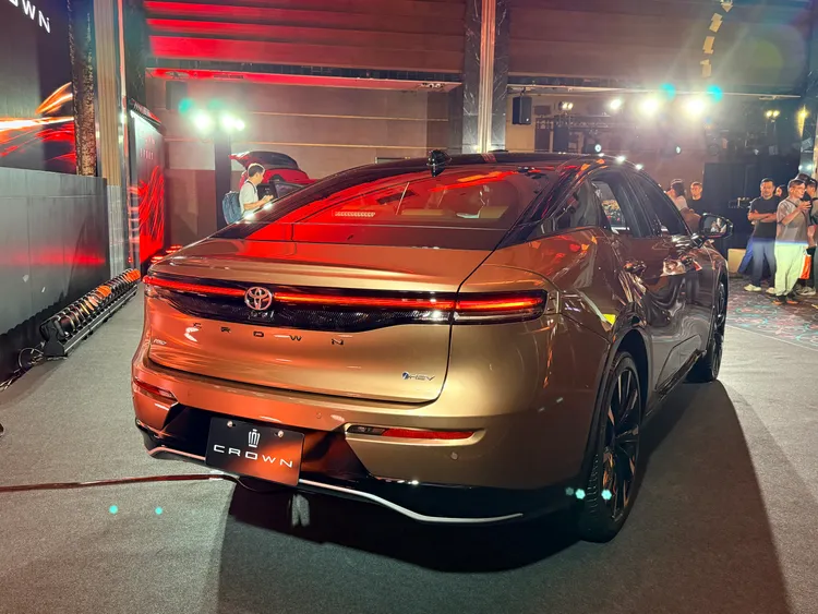 新年式Crown Crossover針對車尾造型、內裝配色與車型配備進行調整，正式售價157萬元起。林浩昇攝