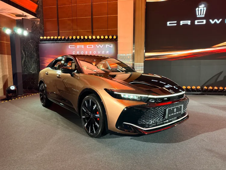 Crown Crossover貴族版換裝第五代2.5升油電系統，綜效馬力提升至230匹，平均油耗進步至23.3km/L。林浩昇攝